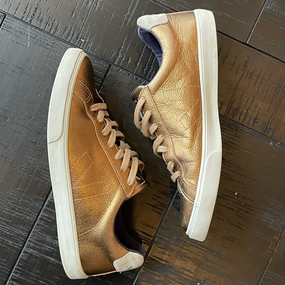 ✨Veja Sneakers Size 9 Size 40 in Gold Bronze. EUC!